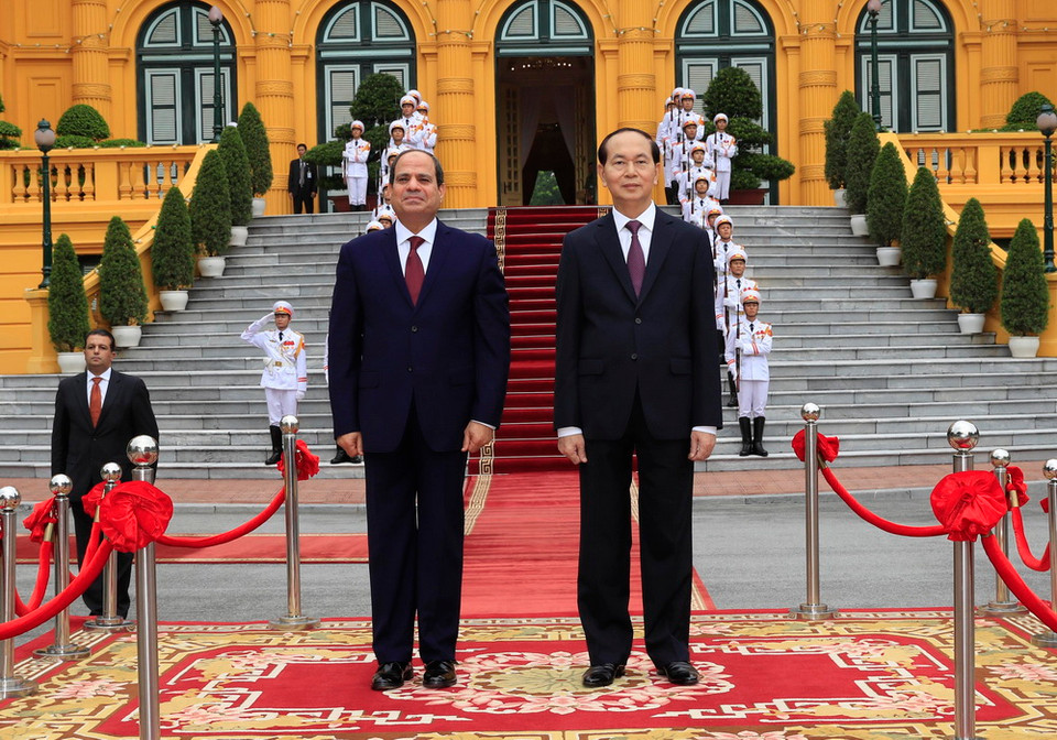 Chủ tịch nước Trần Đại Quang và Tổng thống Abdel Fattah el-Sisi trên bục danh dự nghe quân nhạc cử Quốc thiều hai nước. (Ảnh: Nhan Sáng/TTXVN)