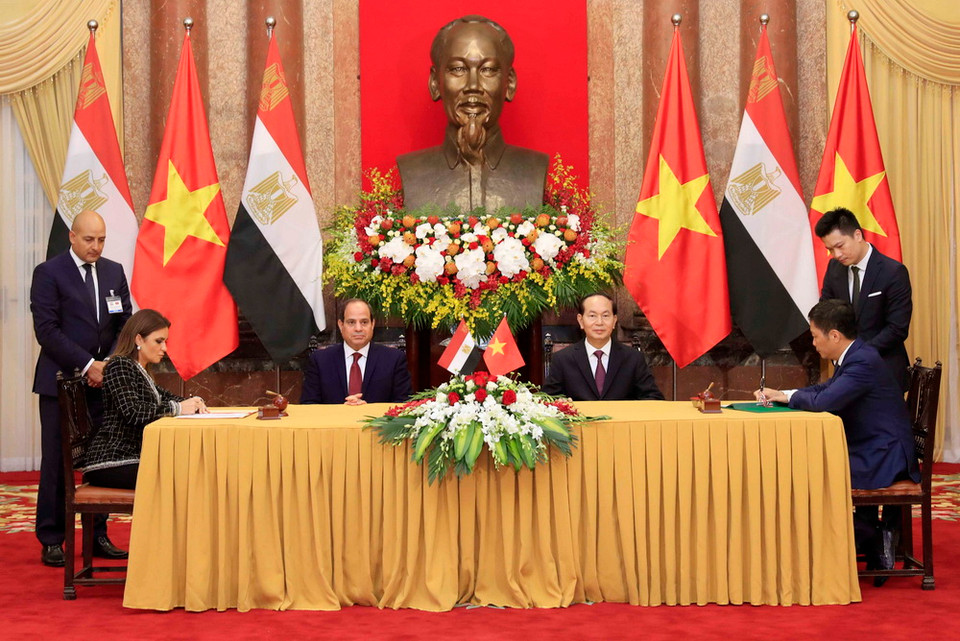 Chủ tịch nước Trần Đại Quang và Tổng thống Ai Cập Abdel Fattah el-Sisi chứng kiến Lễ ký kết các văn kiện hợp tác giữa hai nước. (Ảnh: Nhan Sáng/TTXVN)