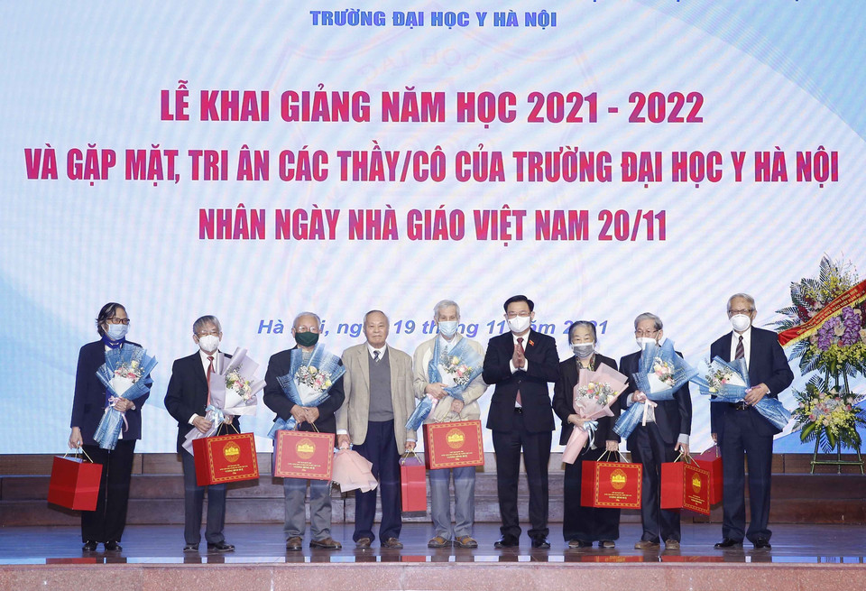 Chiều 19/11, Chủ tịch Quốc hội Vương Đình Huệ đến dự Lễ khai giảng năm học 2021-2022 và gặp mặt, tri ân các thầy, cô của Trường Đại học Y Hà Nội nhân Ngày Nhà giáo Việt Nam. (Ảnh: Doãn Tấn/TTXVN)