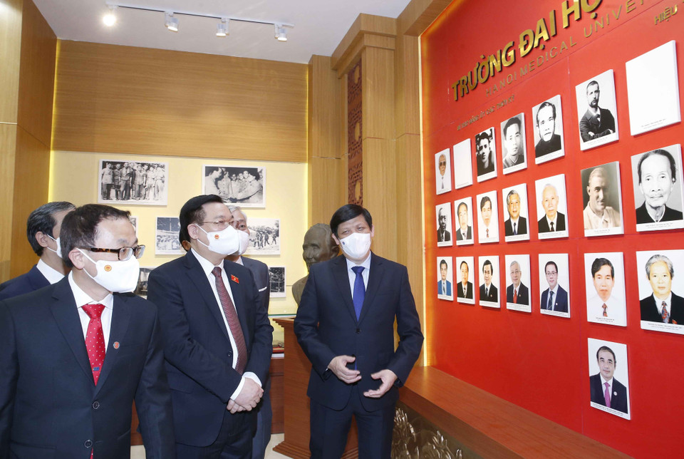 Chủ tịch Quốc hội Vương Đình Huệ thăm Phòng truyền thống của Trường Đại học Y Hà Nội. (Ảnh: Doãn Tấn/TTXVN)