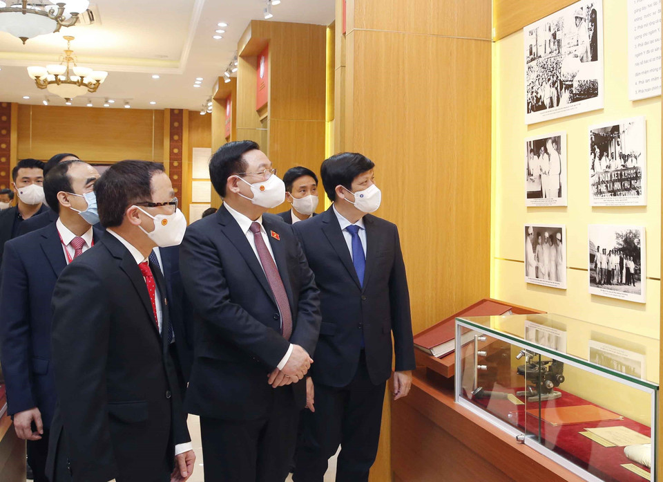 Chủ tịch Quốc hội Vương Đình Huệ thăm Phòng truyền thống của Trường Đại học Y Hà Nội. (Ảnh: Doãn Tấn/TTXVN)