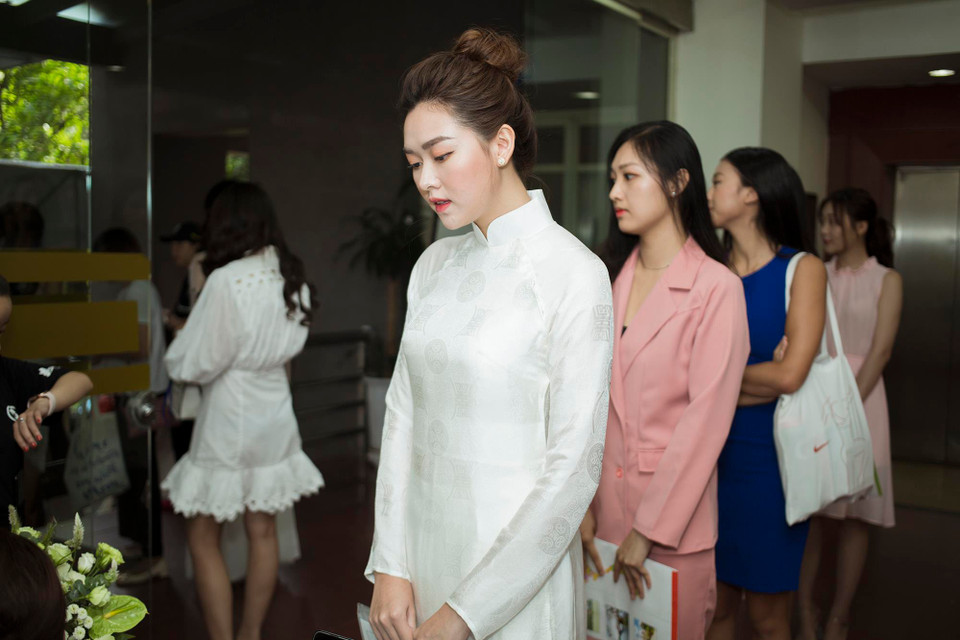 Tại vòng sơ khảo phía Bắc Miss World Việt Nam, nhiều cô cái xinh đẹp nổi bật tại khắp các vùng trên cả nước đã có mặt từ rất sớm, đại diện cho một thế hệ nhan sắc mới tự tin khoe vẻ đẹp trong những tà áo dài truyền thống hay những chiếc đầm cocktailk nhẹ nhàng. (Ảnh: Huy Nguyễn/Vietnam+)