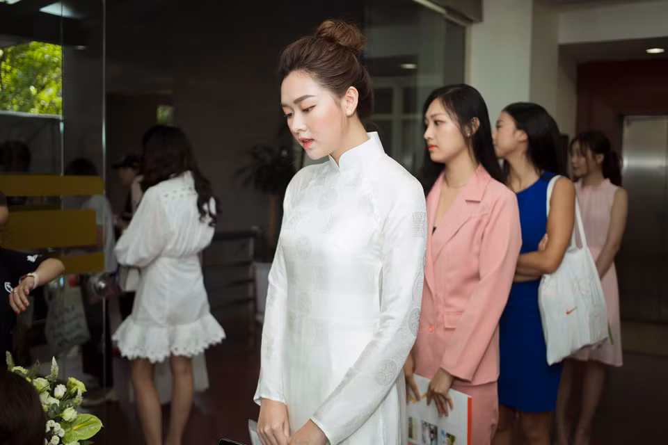 Tại vòng sơ khảo phía Bắc Miss World Việt Nam, nhiều cô cái xinh đẹp nổi bật tại khắp các vùng trên cả nước đã có mặt từ rất sớm, đại diện cho một thế hệ nhan sắc mới tự tin khoe vẻ đẹp trong những tà áo dài truyền thống hay những chiếc đầm cocktailk nhẹ nhàng. (Ảnh: Huy Nguyễn/Vietnam+)