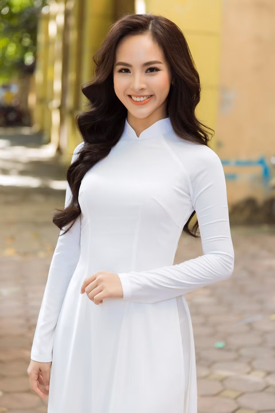 Thí sinh Nguyễn Thị Quỳnh Nga - Á khôi Sinh viên. Quỳnh Nga là thí sinh 'ẵm' liền một lúc 3 giải tại cuộc thi Hoa khôi Sinh viên 2017 (gồm 1 giải Á khôi và 2 giải phụ: Nữ sinh tài năng và Nữ sinh có phần hùng biện bằng tiếng Anh hay nhất). (Ảnh: Huy Nguyễn/Vietnam+)