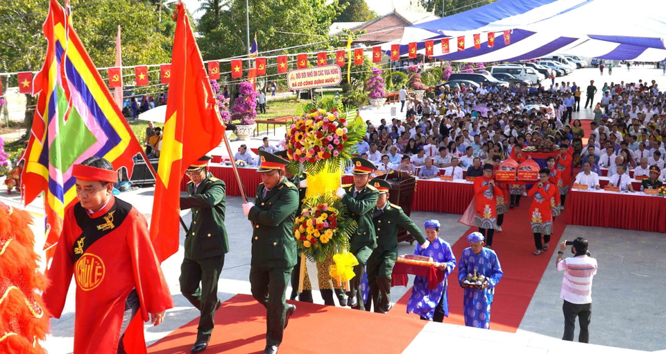 Đại biểu dâng hoa và dâng lễ vật tại Đền thờ Quốc tổ Hùng Vương Tân Hiệp ở Kiên Giang. (Ảnh: Văn Sĩ/TTXVN)
