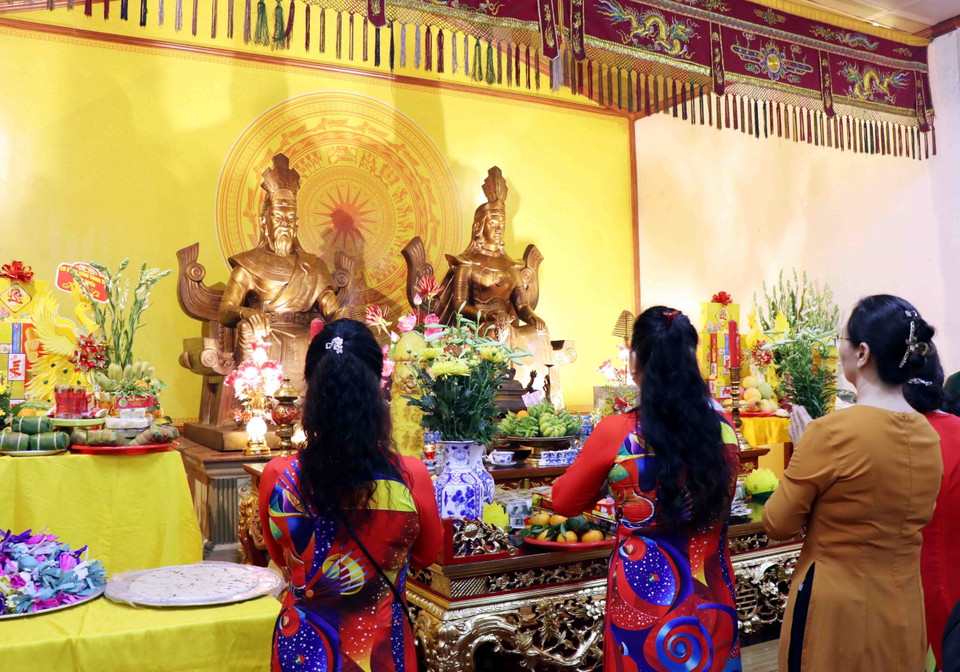 Đình Hùng Vương, phường Trưng Vương, thành phố Thái Nguyên được xây dựng từ khoảng hơn 100 năm trước thu hút đông đảo nhân dân về dâng hương. (Ảnh: Quân Trang/TTXVN)