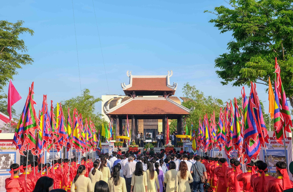Các đại biểu di chuyển vào Đền chính, khu vực tổ chức Lễ Giỗ Tổ Hùng Vương ở thành phố Cần Thơ. (Ảnh: Thanh Liêm/TTXVN)