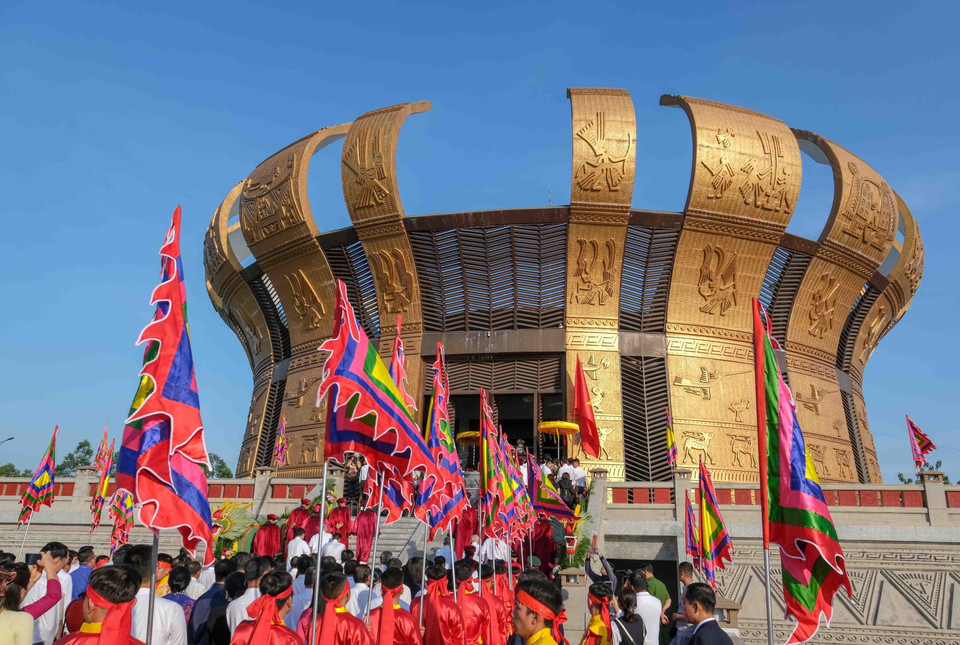 Đoàn nghi thức tiến vào Đền chính. (Ảnh: Thanh Liêm/TTXVN)
