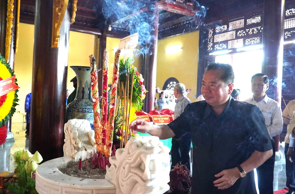 Phó Bí thư Thường trực Tỉnh ủy, Chủ tịch Hội đồng Nhân dân tỉnh Kiên Giang Mai Văn Huỳnh dâng hương tại Đền thờ Quốc tổ Hùng Vương. (Ảnh: Văn Sĩ/TTXVN)