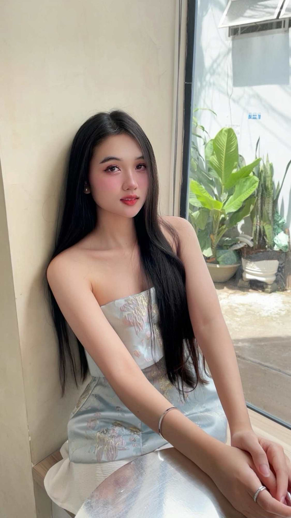 Nguyễn Thị Thu Ngân, sinh năm 2003, không chỉ là nhan sắc nổi bật mà còn là cô gái đa tài. Bên cạnh thành tích ấn tượng tại các cuộc thi sắc đẹp như Á khôi 2 Người đẹp Tây Đô 2023 và Hoa khôi Đại học Nam Cần Thơ 2022, Thu Ngân còn sở hữu năng khiếu nghệ thuật với giải khuyến khích cuộc thi ảnh về an toàn giao thông. (Ảnh: BTC)