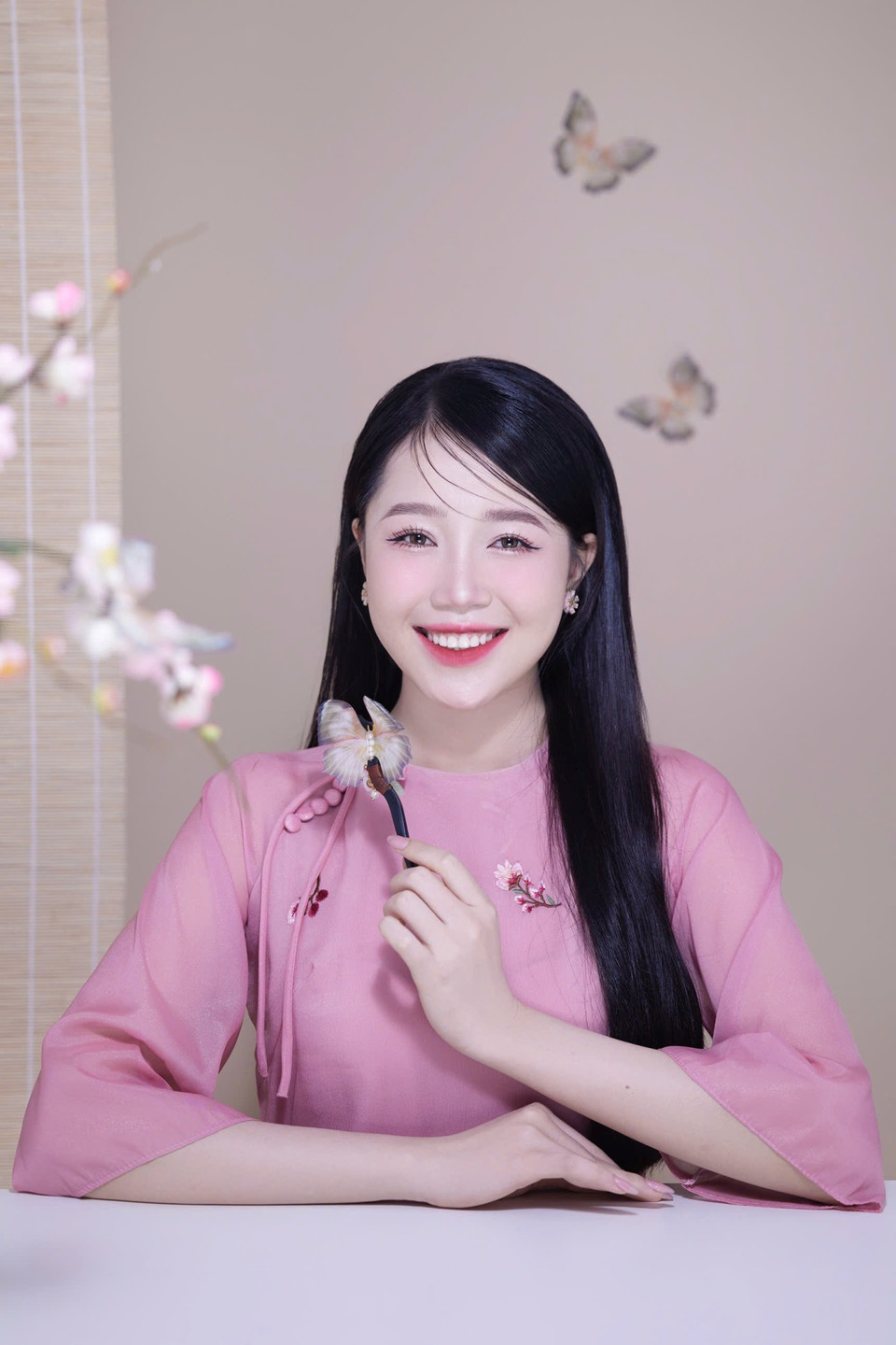 Lê Thị Thu Trà, cô gái tài năng đến từ Nghệ An, không chỉ sở hữu thành tích học tập đáng nể với nhiều giải thưởng học sinh giỏi cấp tỉnh mà còn tích cực tham gia các hoạt động xã hội. Là Đảng viên Đảng Cộng sản Việt Nam, Trà cho biết luôn nỗ lực phấn đấu vì cộng đồng. (Ảnh: BTC)