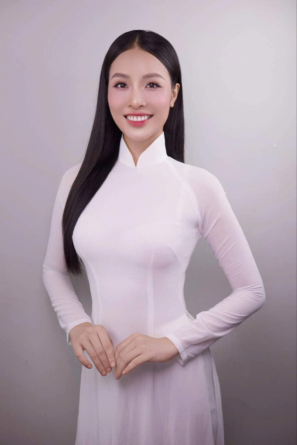 Lê Thanh Thủy đến từ vùng đất sông nước Bến Tre, đã xuất sắc giành giải nhất cuộc thi Duyên dáng áo bà ba tỉnh Bến Tre 2024. Thanh Thủy mang đến cuộc thi một vẻ đẹp dịu dàng, đằm thắm cùng tấm lòng nhân hậu vùng sông nước. (Ảnh: BTC)