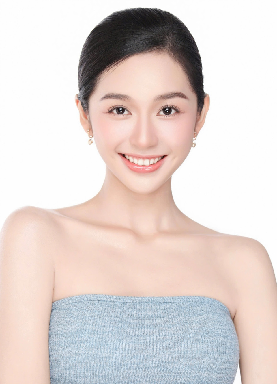 Không chỉ sở hữu vẻ đẹp trẻ trung, ngọt ngào Thảo Trang còn gây ấn tượng với bảng thành tích học tập đáng nể. Trước đó, cô được biết là bạn gái của Otis Đỗ Nhật Trường – một trong những gương mặt trẻ được yêu thích hiện nay. Thông tin này càng khiến Thảo Trang trở thành tâm điểm chú ý khi được công bố trên trang chủ Hoa hậu Quốc gia Việt Nam. (Ảnh: BTC)