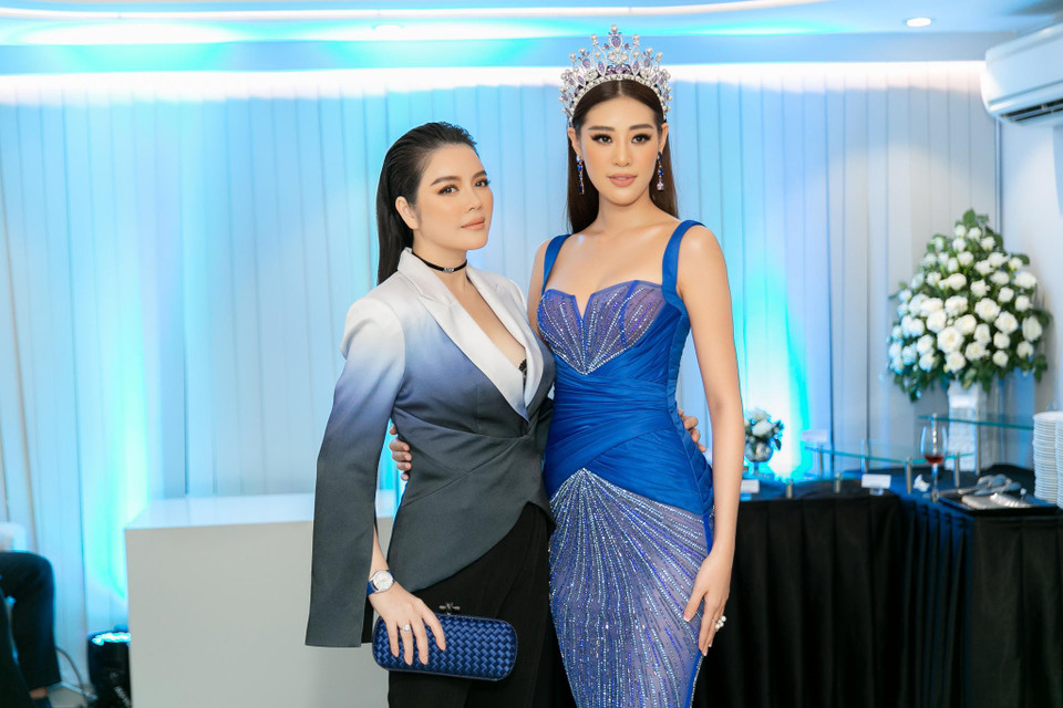 Lý Nhã kỳ đọ dáng cùng Hoa hậu Khánh Vân. (Ảnh: CTV/Vietnam+)