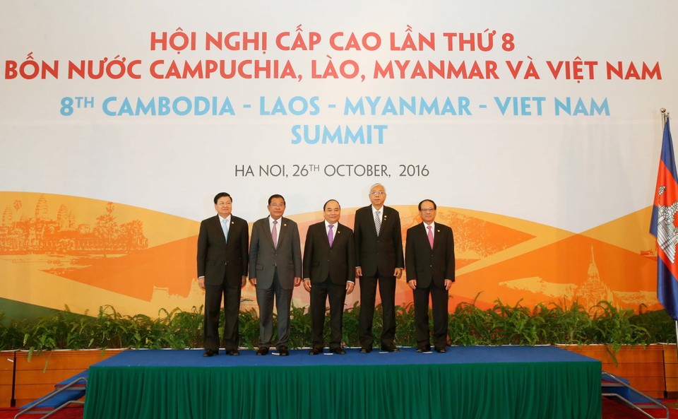 Việt Nam đã chủ trì tổ chức thành công nhiều hội nghị, hoạt động quan trọng của ASEAN ở các cấp và các lĩnh vực khác nhau, góp phần đẩy mạnh hợp tác ASEAN. Trong ảnh: Thủ tướng Nguyễn Xuân Phúc chụp ảnh chung với các Trưởng đoàn dự Hội nghị cấp cao hợp tác Campuchia-Lào-Myanmar-Việt Nam lần thứ 8 (CLMV 8), sáng 26/10/2016, tại Hà Nội. (Ảnh: Thống Nhất/TTXVN)