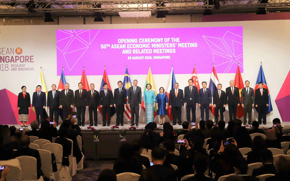 Các Bộ trưởng Kinh tế, đại diện lãnh đạo kinh tế từ 10 quốc gia thành viên ASEAN và các nước đối tác chụp ảnh chung tại phiên khai mạc Hội nghị Bộ trưởng Kinh tế ASEAN lần thứ 50 ở Singapore, ngày 29/8/2018. (Ảnh: Việt Dũng/TTXVN)