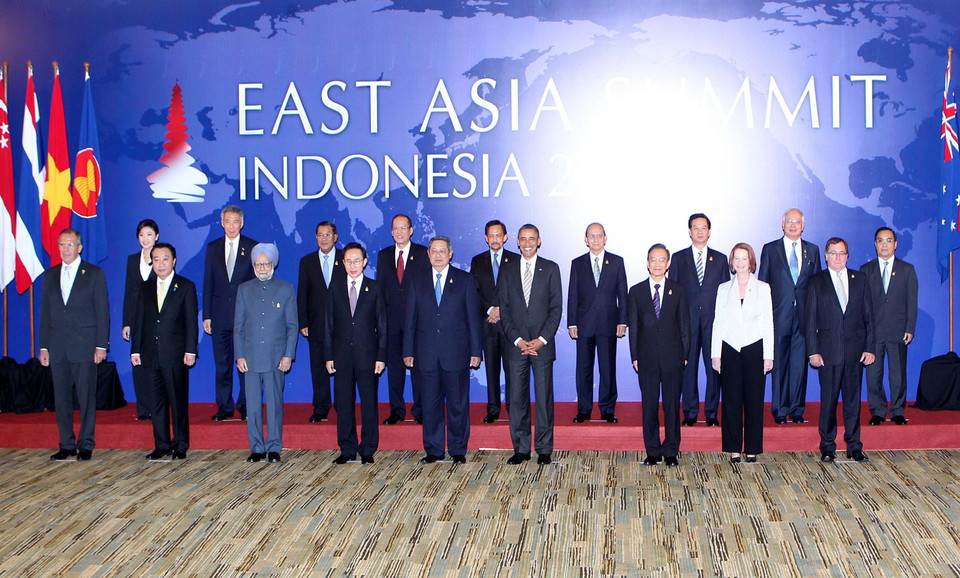 Việt Nam đã đưa ra những sáng kiến như mở rộng thành viên của Hội nghị Cấp cao Đông Á, bằng cách thúc đẩy kết nạp Nga và Mỹ tham gia Cấp cao Đông Á, và đến Hội nghị Cấp cao Đông Á lần thứ 6 (EAS), ngày 19/11/2011, tại Bali, Indonesia. Các Lãnh đạo EAS đã ra 'Tuyên bố EAS về các Nguyên tắc Quan hệ cùng có lợi.' Trong ảnh Thủ tướng Nguyễn Tấn Dũng và các trưởng đoàn chụp ảnh chung tại EAS 6, ngày 19/11/2011. (Ảnh: Đức Tám/TTXVN)