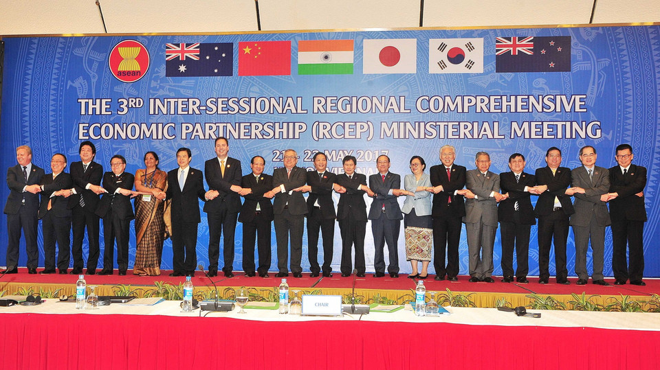 Việt Nam cùng với các nước tiếp tục triển khai các thỏa thuận và kế hoạch hợp tác quan trọng của ASEAN. Trong ảnh: Trong khuôn khổ Hội nghị Bộ trưởng phụ trách thương mại châu Á - Thái Bình Dương lần thứ 23 (MRT 23) và các sự kiện liên quan, trong năm APEC 2017, sáng 22/5/2017, tại Hà Nội diễn ra Hội nghị Bộ trưởng giữa kỳ lần thứ 3 Hiệp định Đối tác Kinh tế toàn diện khu vực (RCEP). (Ảnh: Nguyễn Khang/TTXVN)