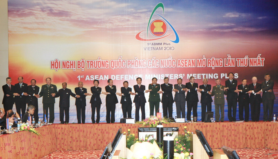 Đảm nhận chức Chủ tịch luân phiên của ASEAN năm 2010, Việt Nam đã đưa ra những sáng kiến như mở rộng thành viên của Hội nghị Cấp cao Đông Á; tổ chức lần đầu tiên Hội nghị Bộ trưởng Quốc phòng ASEAN Mở rộng (ADMM+) trong năm Việt Nam làm Chủ tịch ASEAN 2010. Trong ảnh: Thủ tướng Nguyễn Tấn Dũng, Bộ trưởng Quốc phòng Phùng Quang Thanh chụp ảnh chung với các Trưởng đoàn tại lễ khai mạc Hội nghị Bộ trưởng Quốc phòng ASEAN mở rộng (ASEAN+) lần thứ nhất, sáng 12/10/2010, tại Hà Nội. (Ảnh: Trọng Đức/TTXVN)