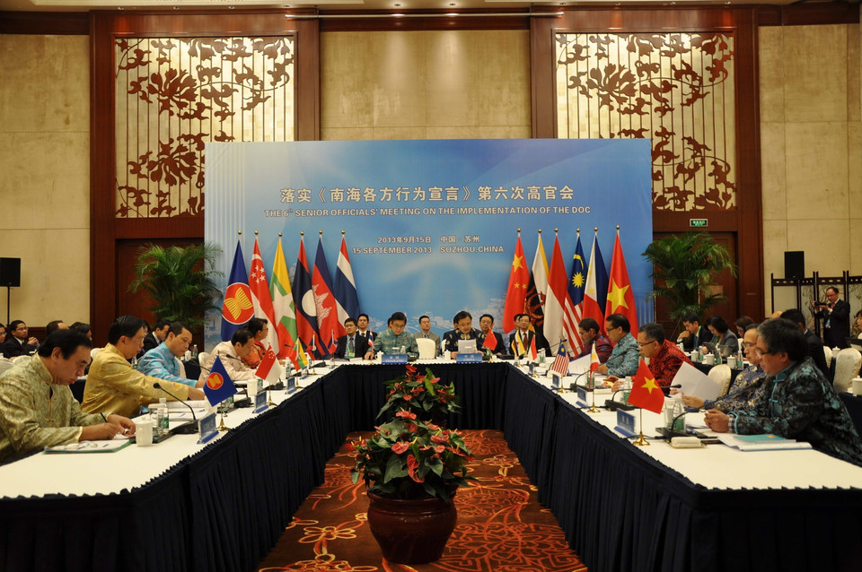 Từ ngày 14-15/9/2013, tại thành phố Tô Châu, tỉnh Giang Tô (Trung Quốc) đã diễn ra Hội nghị quan chức cao cấp lần thứ 6 về thực hiện 'Tuyên bố về ứng xử của các bên ở Biển Đông' giữa Trung Quốc và Hiệp hội các quốc gia Đông Nam Á (ASEAN). Thứ trưởng Ngoại Phạm Quang Vinh dẫn đầu đoàn đại biểu Việt Nam tham dự Hội nghị. (Ảnh: Quang Đức/TTXVN)