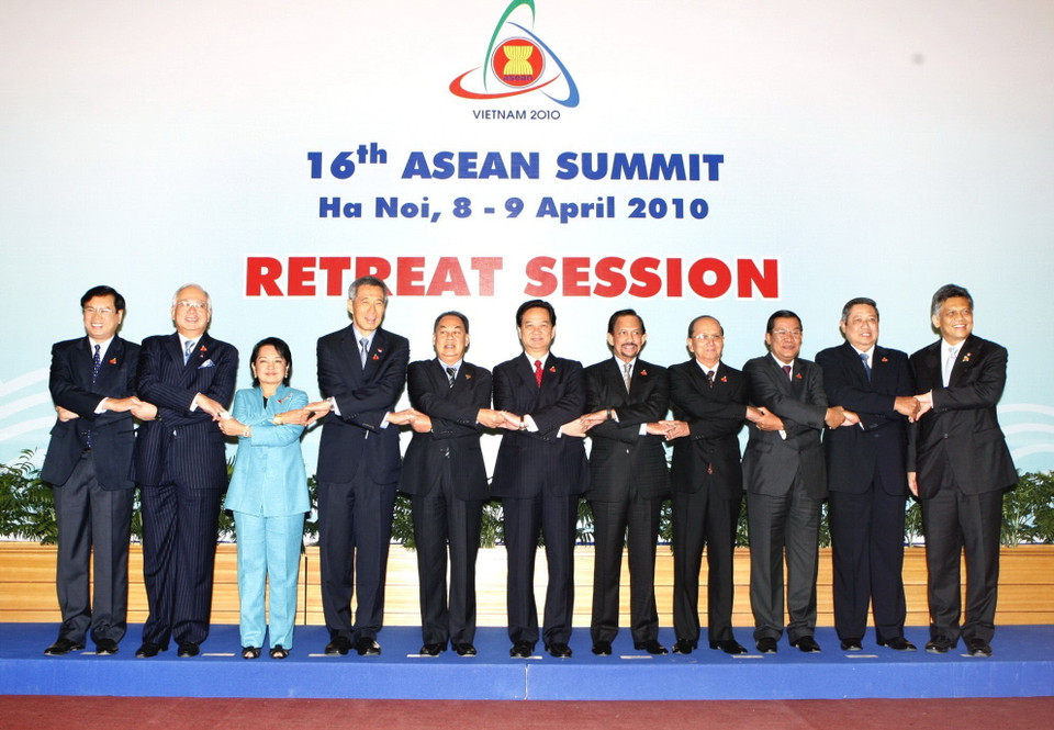 Ngày 9/4/2010, Hội nghị ASEAN 16 - Hội nghị Cấp cao ASEAN đầu tiên trong năm 2010 - đã kết thúc tốt đẹp với việc thông qua nhiều văn kiện quan trọng với chủ đề 'Hướng tới Cộng đồng ASEAN: Từ tầm nhìn đến hành động.' (Ảnh: Đức Tám/TTXVN)