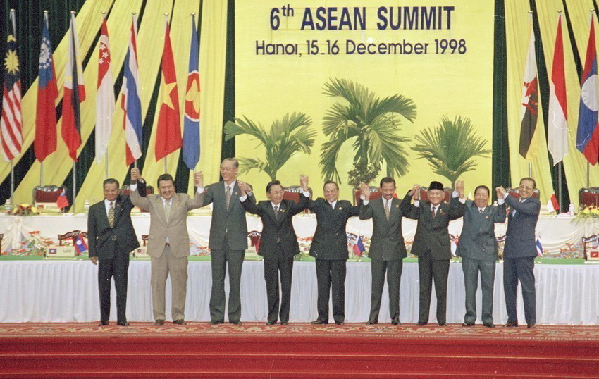 Tháng 12/1998, Việt Nam tổ chức thành công Hội nghị ASEAN lần thứ VI. Đây là lần đầu tiên Việt Nam đăng cai một hội nghị của Hiệp hội kể từ khi gia nhập. ASEAN khi đó đã có 9 thành viên (thêm Lào và Myanmar). Các nhà lãnh đạo nhất trí thông qua Chương trình Hành động Hà Nội, góp phần tăng cường đoàn kết, đẩy mạnh hợp tác, khôi phục hình ảnh ASEAN và định hướng phát triển. Trong ảnh: Thủ tướng Phan Văn Khải (giữa) và các nhà lãnh đạo ASEAN chụp ảnh chung tại Phiên bế mạc Hội nghị cấp cao ASEAN lần thứ 6, diễn ra tại Hà Nội từ 15-16/12/1998. (Ảnh: Thế Thuần/TTXVN)