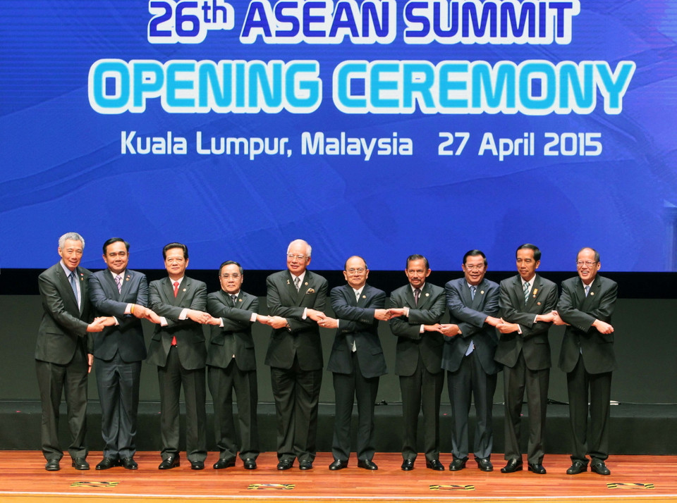 Năm 2015 đánh dấu 20 năm Việt Nam gia nhập ASEAN. Đây cũng là dịp để nhìn lại những đóng góp to lớn của Việt Nam vào sự phát triển của Khối cũng như nâng cao vai trò của ASEAN trong việc giải quyết các vấn đề khu vực, đặc biệt là vấn đề Biển Đông. Trong ảnh: Sáng 27/4/2015, tại Thủ đô Kuala Lumpur, Malaysia, Thủ tướng Nguyễn Tấn Dũng dự khai mạc Hội nghị Cấp cao ASEAN lần thứ 26. (Ảnh: Đức Tám/TTXVN)