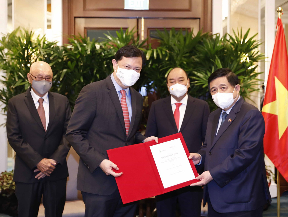 Chủ tịch nước Nguyễn Xuân Phúc chứng kiến việc trao Giấy phép đầu tư vào Việt Nam cho các doanh nghiệp Singapore. (Ảnh: Thống Nhất/TTXVN)