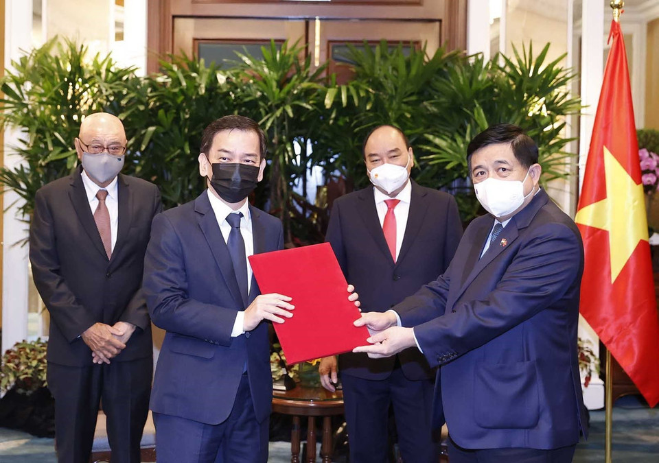 Chủ tịch nước Nguyễn Xuân Phúc chứng kiến việc trao Giấy phép đầu tư vào Việt Nam cho các doanh nghiệp Singapore. (Ảnh: Thống Nhất/TTXVN)