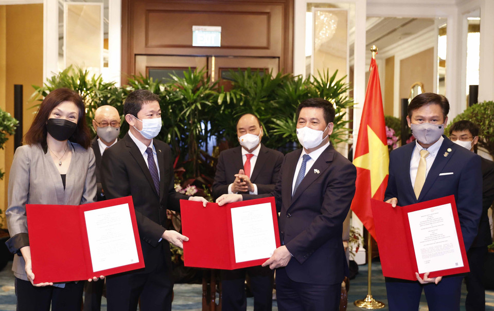 Chủ tịch nước Nguyễn Xuân Phúc chứng kiến việc trao thỏa thuận hợp tác giữa các doanh nghiệp Việt Nam với Tập đoàn Sembcorp. (Ảnh: Thống Nhất/TTXVN)