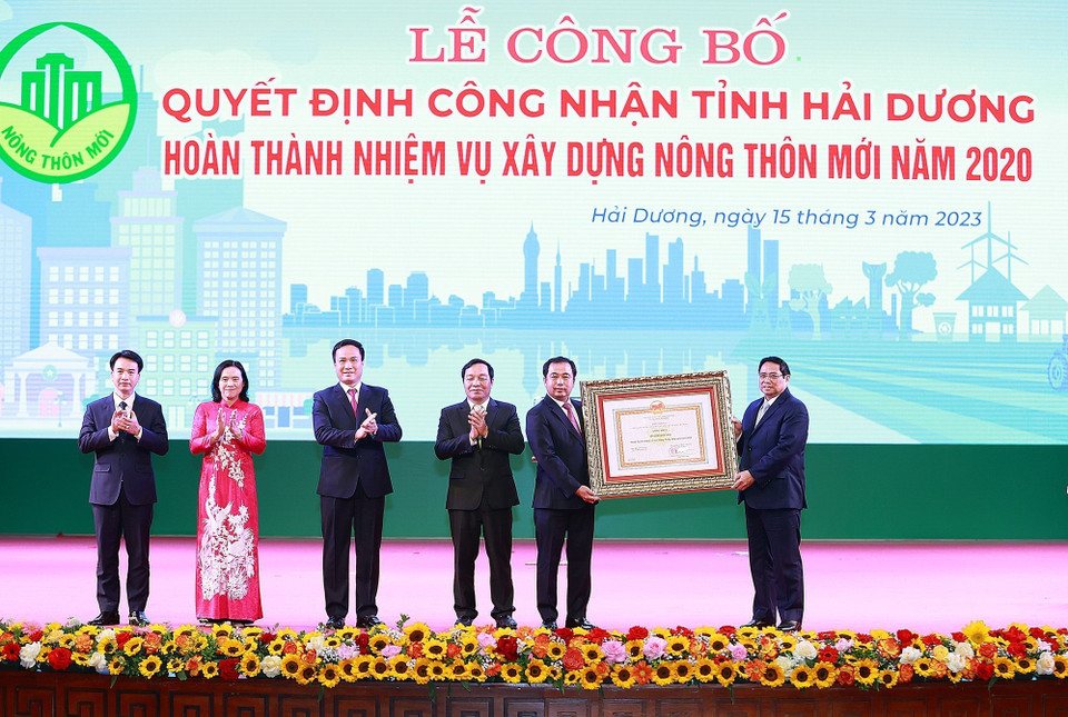 Thủ tướng Phạm Minh Chính trao Quyết định công nhận tỉnh Hải Dương hoàn thành nhiệm vụ xây dựng nông thôn mới. (Ảnh: Dương Giang/TTXVN)