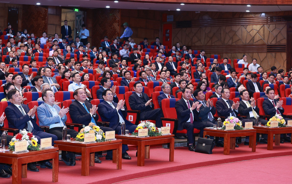 Thủ tướng Phạm Minh Chính và các đại biểu dự Lễ công bố quyết định công nhận tỉnh Hải Dương hoàn thành nhiệm vụ xây dựng nông thôn mới. (Ảnh: Dương Giang/TTXVN)