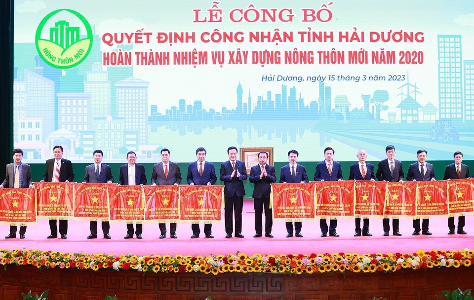 Lãnh đạo tỉnh Hải Dương trao cờ thi đua cho các tập thể có thành tích xuất sắc trong xây dựng nông thôn mới. (Ảnh: Dương Giang/TTXVN)