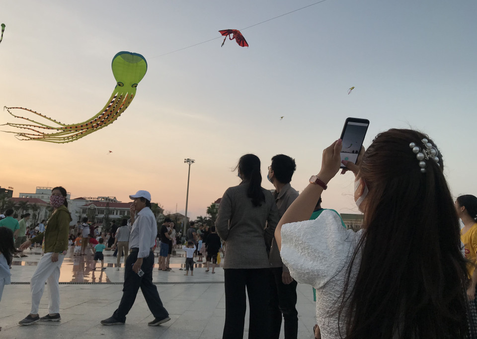 Du khách thích thú chụp hình những con diều. (Ảnh: Phạm Cường/TTXVN)