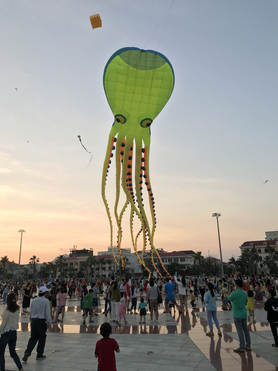 Du khách thích thú với những con diều khổng lồ. (Ảnh: Phạm Cường/TTXVN)