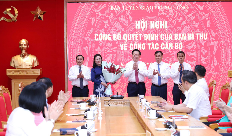 Các lãnh đạo Ban Tuyên giáo Trung ương chúc mừng bà Đinh Thị Mai. (Ảnh: Phương Hoa/TTXVN)