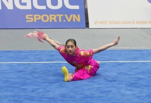 Bài biểu diễn kiếm thuật nữ của vận động viên Zoura Nebulani (Indonesia). (Ảnh: Phạm Hậu/TTXVN)