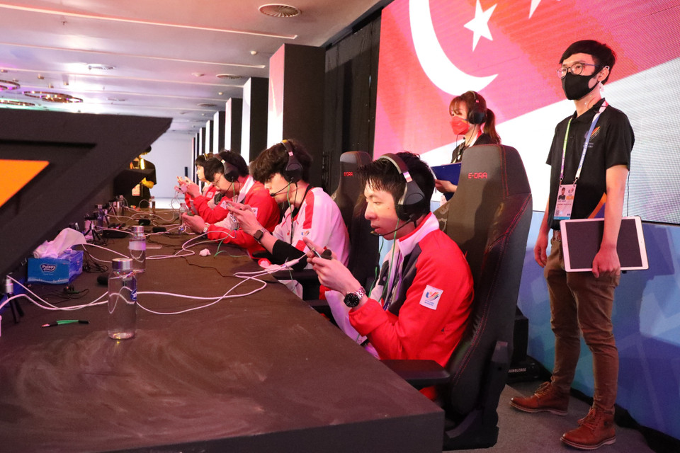 Các vận động viên Đội tuyển quốc gia Singapore thi đấu. (Ảnh: Minh Đông/TTXVN)