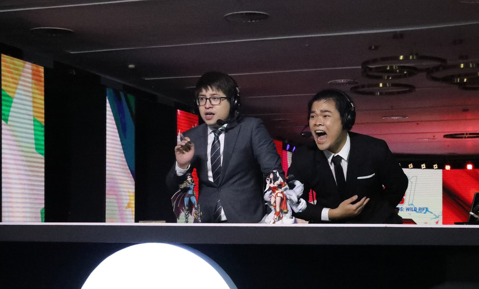 Bình luận viên bình các trận đấu tại nội dung Liên minh huyền thoại: Tốc chiến. (Ảnh: Minh Đông/TTXVN)