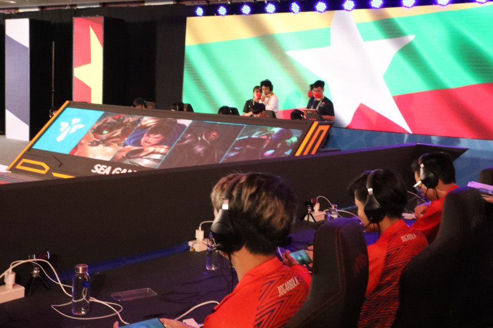 Các vận động viên Đội tuyển quốc gia Việt Nam (áo đỏ) thi đấu. (Ảnh: Minh Đông/TTXVN)