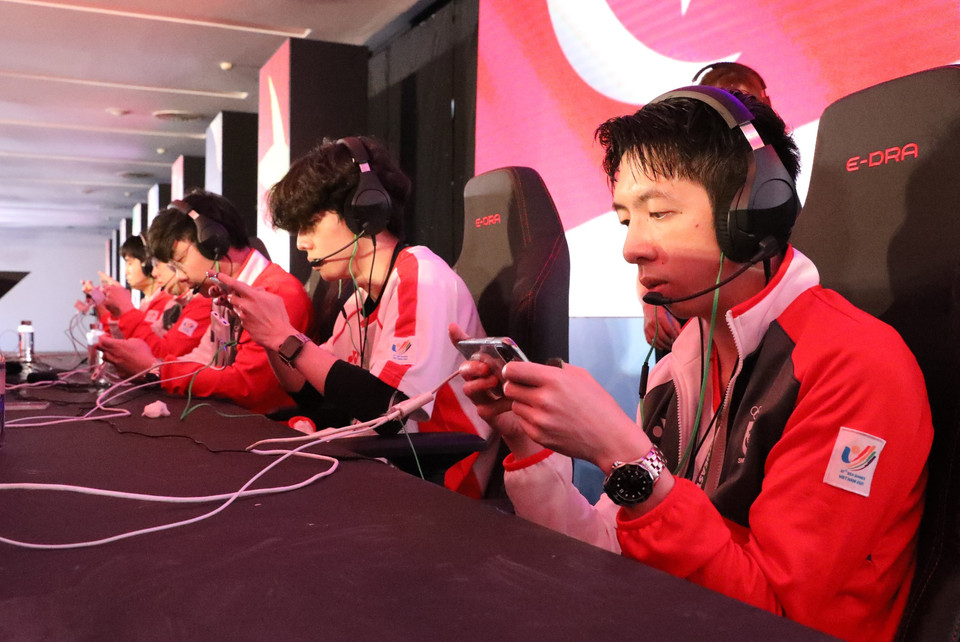 Các vận động viên Đội tuyển quốc gia Singapore thi đấu. (Ảnh: Minh Đông/TTXVN)