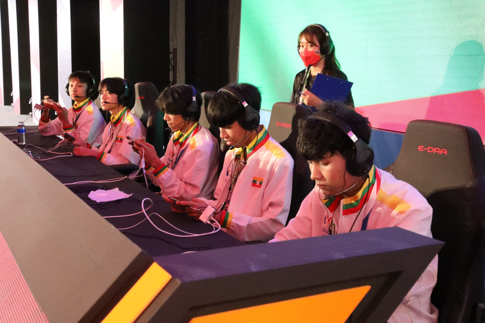 Các vận động viên Đội tuyển quốc gia Myanmar (áo trắng) thi đấu. (Ảnh: Minh Đông/TTXVN)