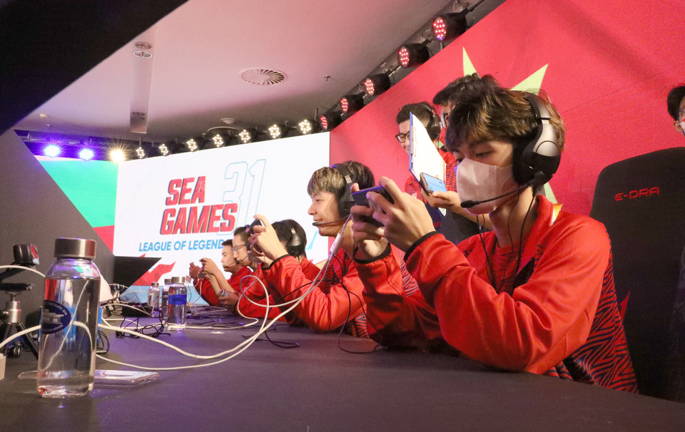 Các vận động viên Đội tuyển quốc gia Việt Nam (áo đỏ) thi đấu. (Ảnh: Minh Đông/TTXVN)