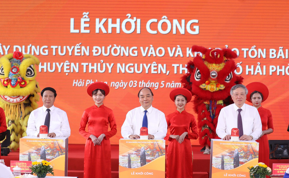 Thủ tướng Nguyễn Xuân Phúc và các đại biểu thực hiện nghi thức khởi công. (Ảnh: Thống Nhất/TTXVN)