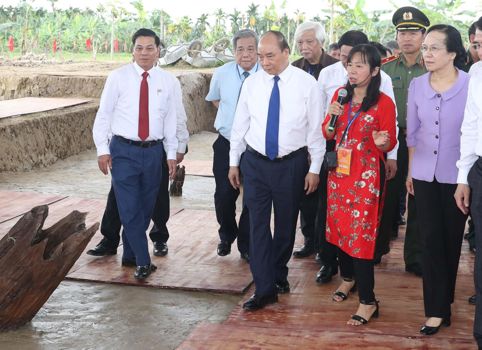 Thủ tướng Nguyễn Xuân Phúc cùng các đại biểu tham quan Khu bảo tồn cọc Cao Quỳ tại xã Liên Khê, huyện Thủy Nguyên, thành phố Hải Phòng. (Ảnh: Thống Nhất/TTXVN)