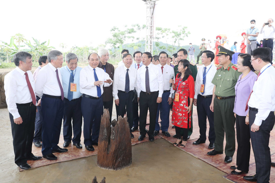 Thủ tướng Nguyễn Xuân Phúc cùng các đại biểu tham quan Khu bảo tồn cọc Cao Quỳ tại xã Liên Khê, huyện Thủy Nguyên, thành phố Hải Phòng. (Ảnh: Thống Nhất/TTXVN)