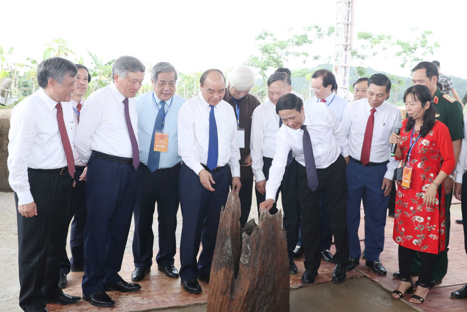 Thủ tướng Nguyễn Xuân Phúc cùng các đại biểu tham quan Khu bảo tồn cọc Cao Quỳ tại xã Liên Khê, huyện Thủy Nguyên, thành phố Hải Phòng. (Ảnh: Thống Nhất/TTXVN)