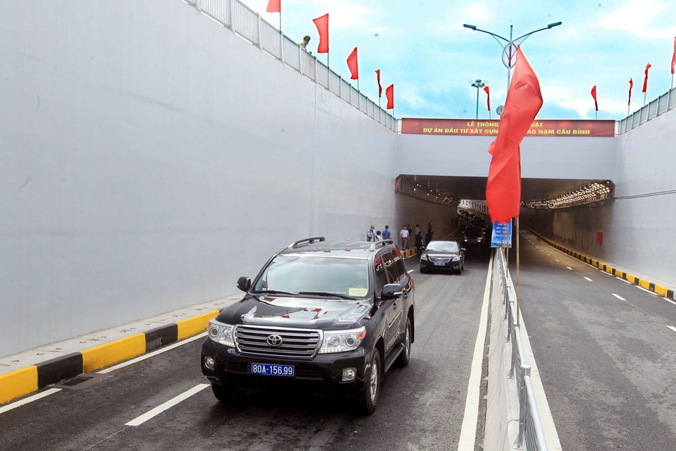 Phương tiện tham gia giao thông tại nút giao Nam Cầu Bính sau lễ cắt băng khánh thành. (Ảnh: An Đăng/TTXVN)