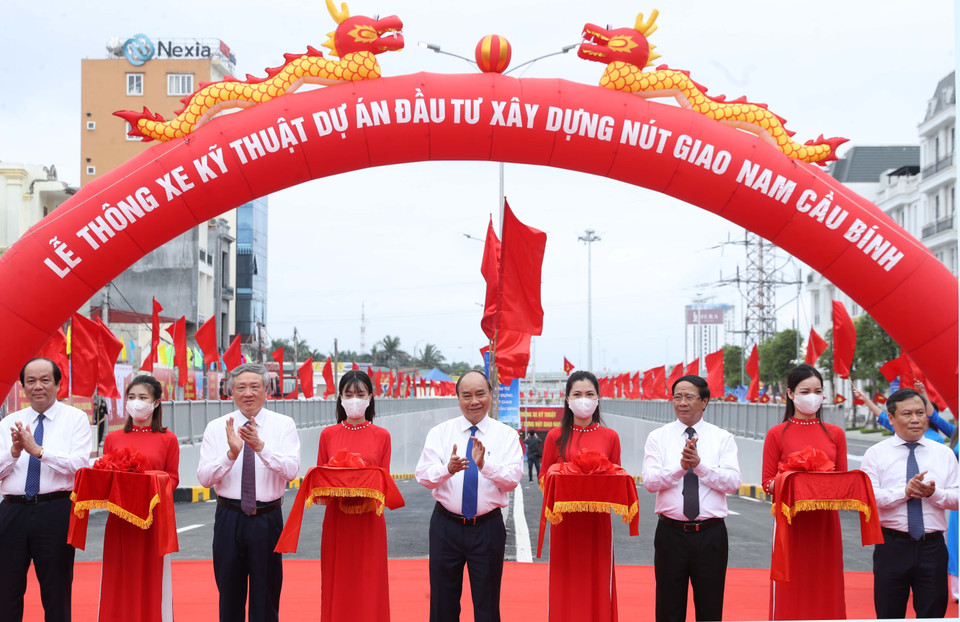 Thủ tướng Nguyễn Xuân Phúc và các đại biểu thực hiện nghi thức khánh thành. (Ảnh: Thống Nhất/TTXVN)