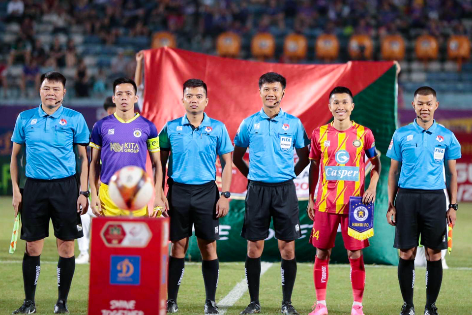 Tối 21/5, Hà Nội FC (áo tím) đối đầu Đông Á Thanh Hóa trong trận cầu tâm điểm của vòng 20 V-League 2023/24. (Ảnh: Việt Anh/Vietnam+)